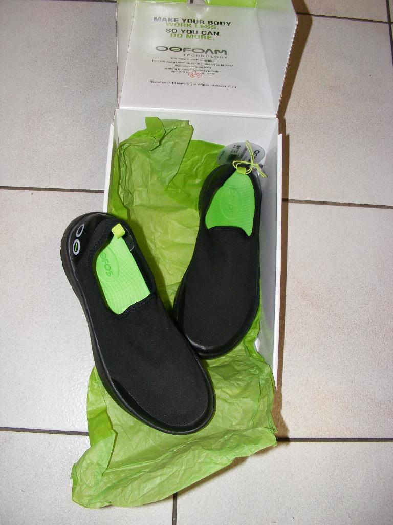 Hak of voetprobleem? Oofoos dames mt 40 zgan, Zwart, Ophalen of Verzenden, Oofoos, Sneakers of Gympen