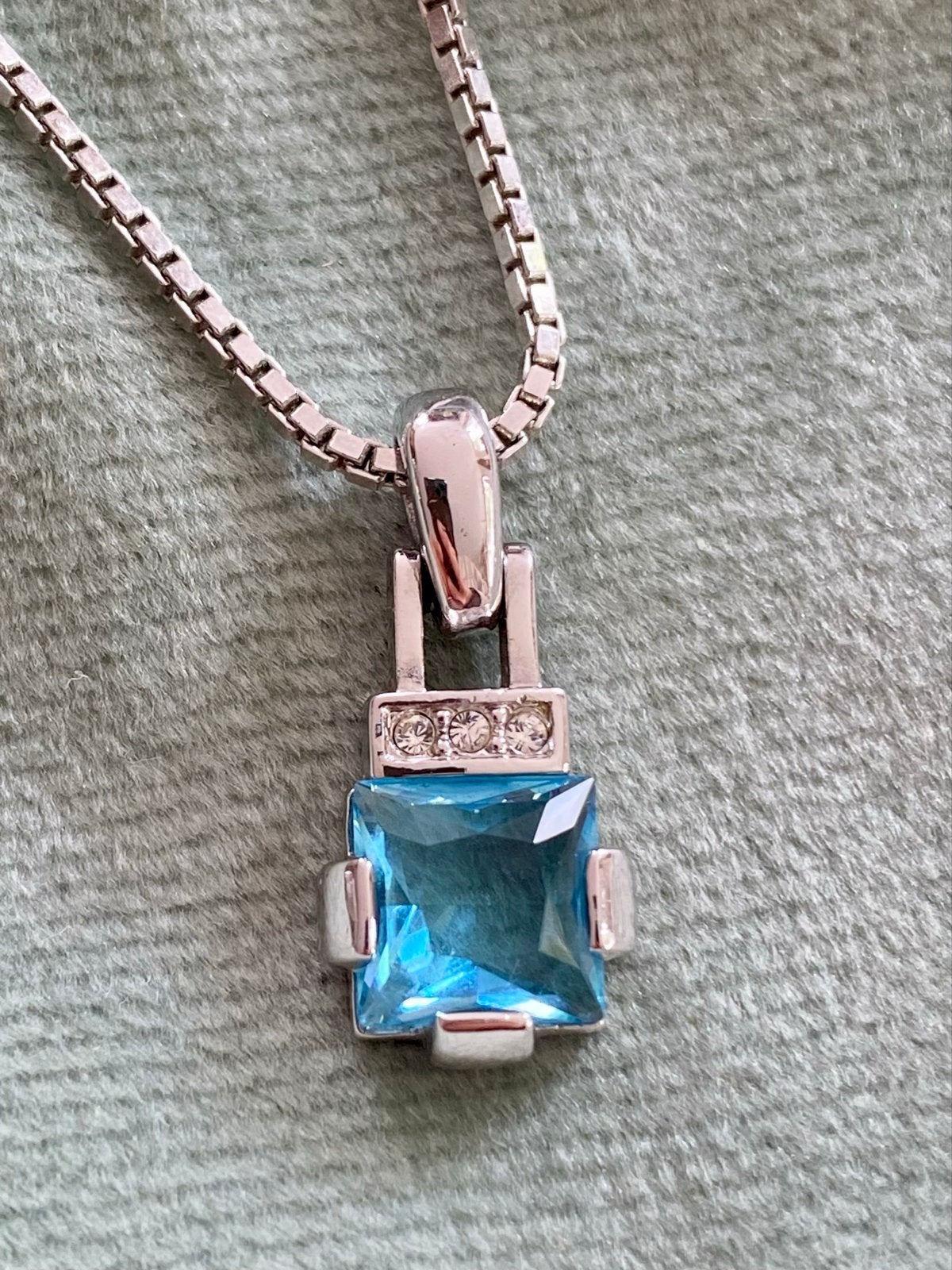 Swarovski ketting met blauwe hanger, Blauw, Ophalen of Verzenden, Zo goed als nieuw, Overige materialen