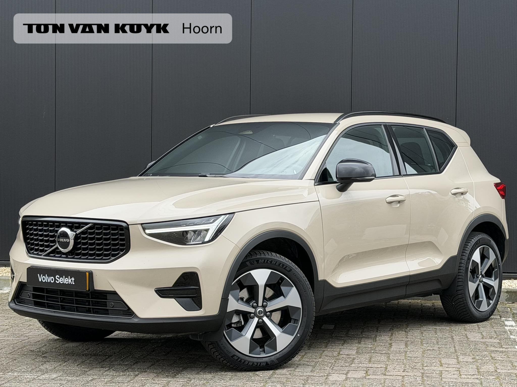 Volvo XC40 2.0 B4 Plus Dark Elektr. stoelverstelling / Harma, Gebruikt, 4 cilinders, Automatische klimaatregeling, Origineel Nederlands