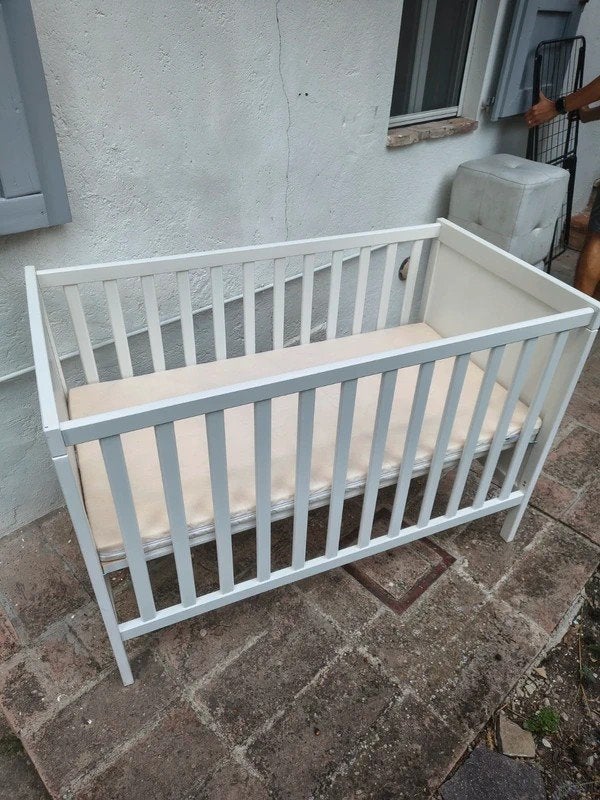 Sundvik babybed 120x60 met matras en hoeslakens, Lattenbodem, Ophalen of Verzenden, Zo goed als nieuw, Minder dan 140 cm