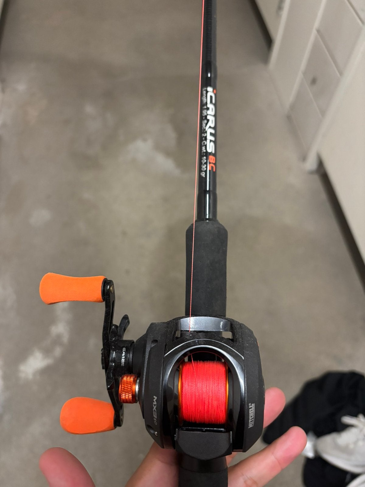 Baitcaster hengel + reel met gevlochten lijn!, Watersport en Boten, Hengelsport | Roofvissen, Ophalen, Zo goed als nieuw, Werphengel