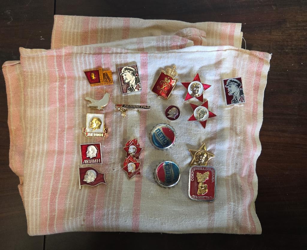Vintage Pins USSR Lenin Leningrad, Verzamelen, Gebruikt, Ophalen of Verzenden, Speldje of Pin, X