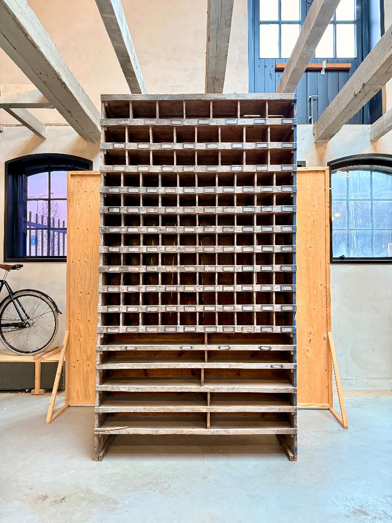 Industriële houten vakkenkast, Ophalen, Gebruikt