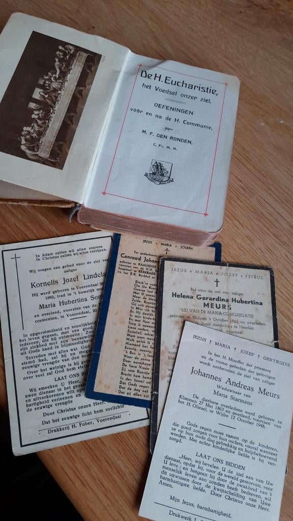 Oud kerkboekje met bidprentjes, Antiek en Kunst, Ophalen of Verzenden, M.F. Den Ronden