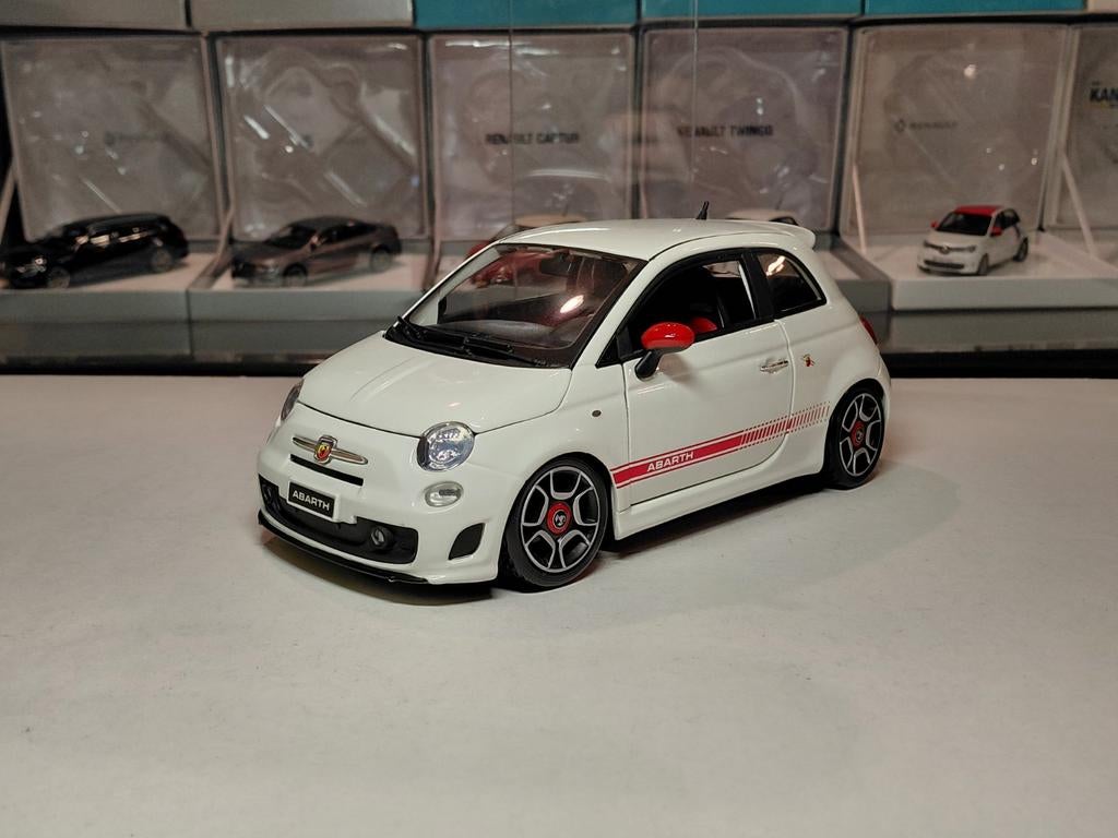 Fiat Nuova 500 Abarth 2008-2013 wit-rood 1/18 Bburago, Hobby en Vrije tijd, Modelauto's | 1:18, Ophalen of Verzenden, Zo goed als nieuw