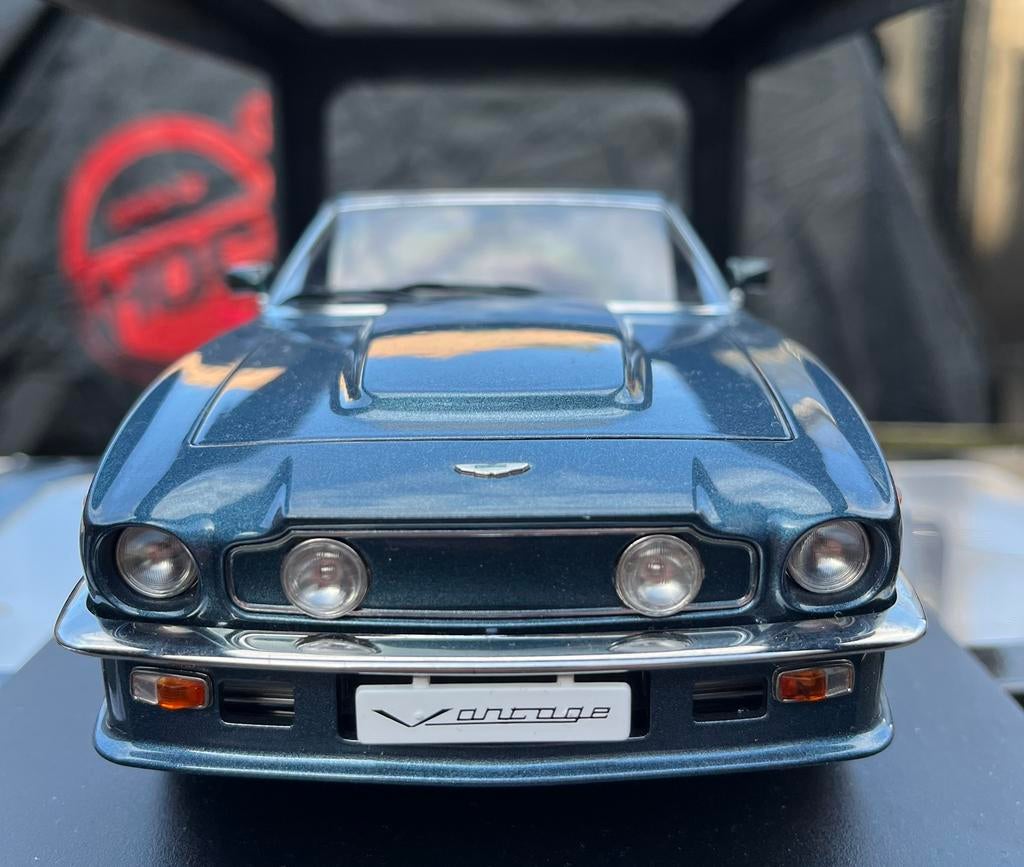 Aston Martin V8 Vantage AutoArt Chichester Blue, Hobby en Vrije tijd, Modelauto's | 1:18, Ophalen of Verzenden, Zo goed als nieuw