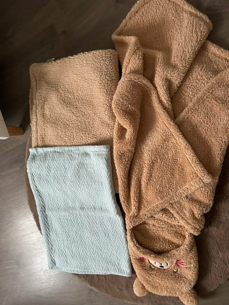 2 baby dekentjes en 1 omslagdoek teddy, Kinderen en Baby's, Babywiegjes en Ledikanten, Ophalen of Verzenden, Zo goed als nieuw