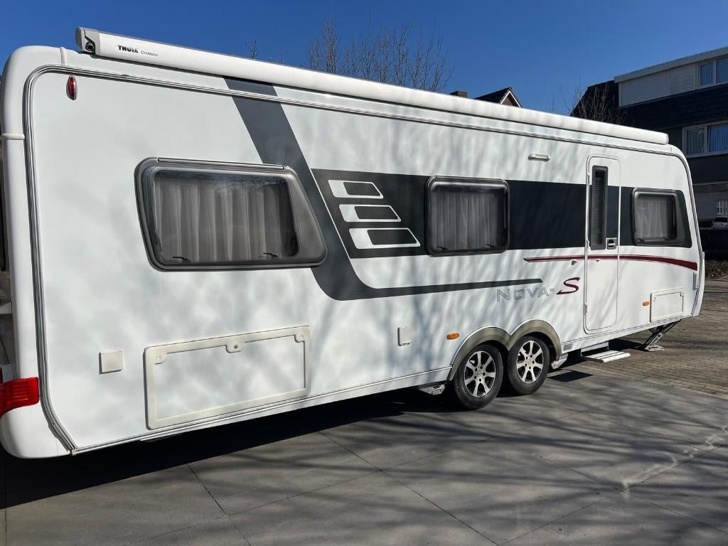 Eriba Nova S 690, Caravans en Kamperen, Caravans, Particulier, tot en met 6, 2000 kg en meer, Rondzit, Eriba, Lengtebed, Omvormbare zithoek