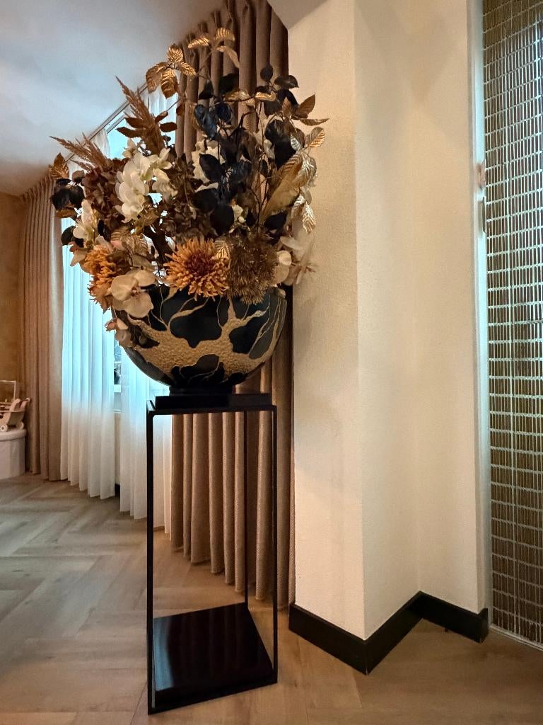 Vaas met zijdebloemen en Zuil., Ophalen, Kunststof, Zwart, Zo goed als nieuw