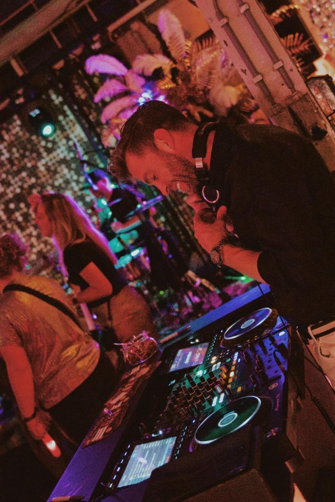 DJ Carlo | BRUILOFT DJ | FEEST DJ | BEDRIJFSFEEST | FESTIVAL, Diensten en Vakmensen, Muzikanten, Artiesten en Dj's, Dj