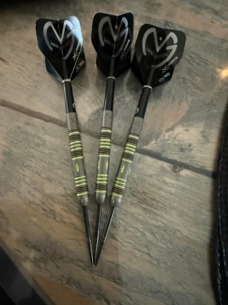 Michael van Gerwen XQdarts 23 gram, Sport en Fitness, Darts, Ophalen, Zo goed als nieuw, Pijlen