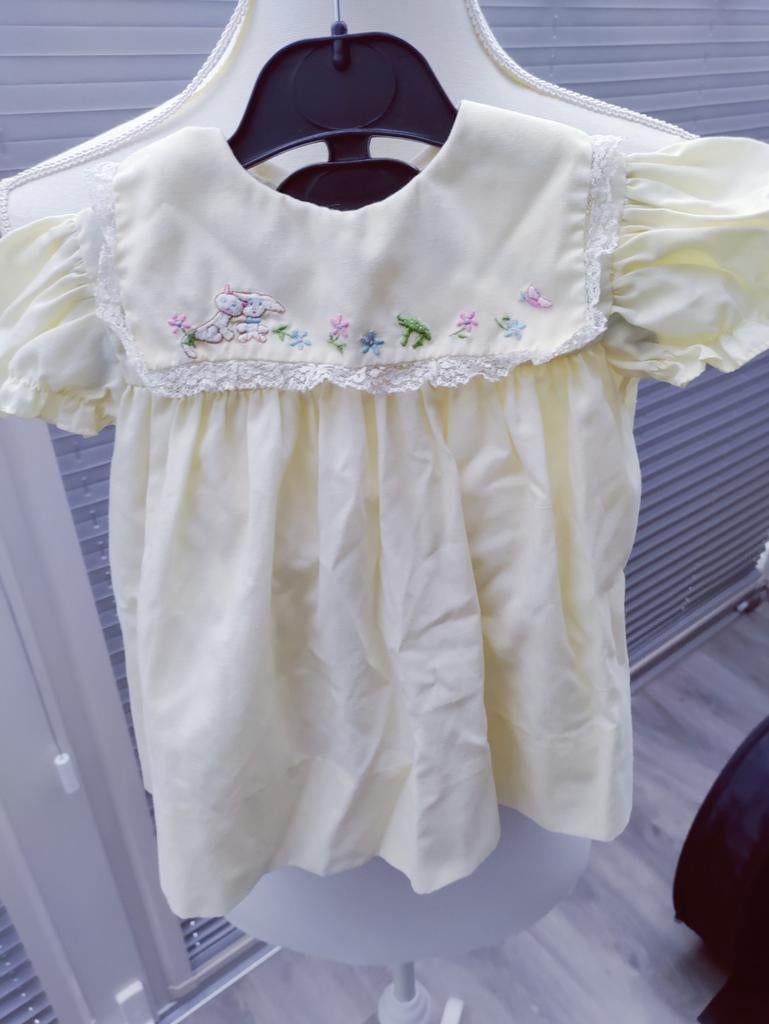 Vintage retro lichtgeel baby jurkje van Nannette, Antiek en Kunst, Antiek | Kleding en Accessoires, Ophalen of Verzenden