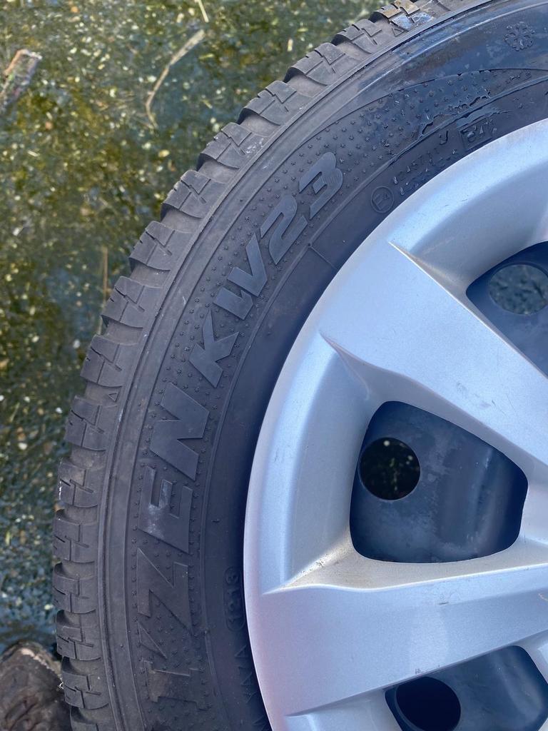 Kia winter Velgen met Banden en Doppen - Complete Set, Gebruikt, 15 inch, Banden en Velgen, Personenwagen