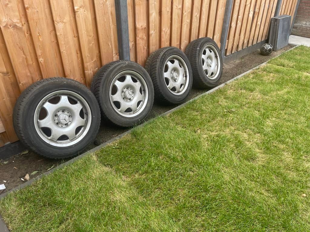 Mercedes-Benz w211 Velgen met Winterbanden 205/60 R16, Gebruikt, 16 inch, Banden en Velgen, Personenwagen