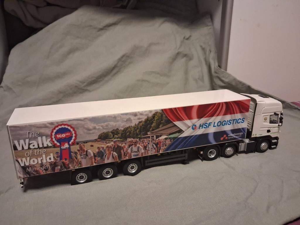Model Truck HSF Logistics - Walk of the World, 1:50 of kleiner, Zo goed als nieuw, Truck, Ophalen