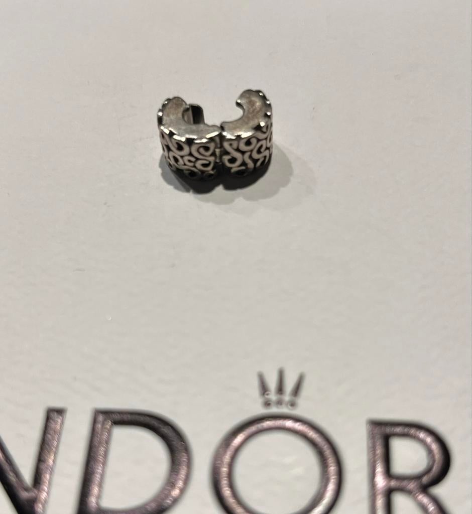 Pandora openwork clip charm met sierlijk krul-/barokmotief, Pandora, Ophalen of Verzenden, Zo goed als nieuw, 1 bedel
