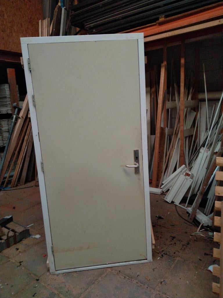 Kozijn met hechthouten deur 40 mm, 215 cm of meer, Ophalen of Verzenden, Hout, Buitendeur