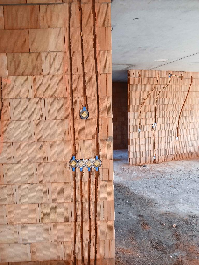 Gaten boren voor Airco, en Afzuigkap. Ook Freeswerken!