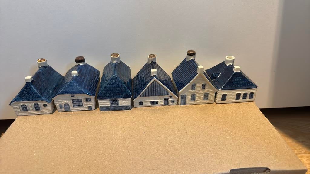 Complete set rynbende boerderijen (KLM huisjes stijl), Ophalen, Porselein of Keramiek, Schaal, Zo goed als nieuw