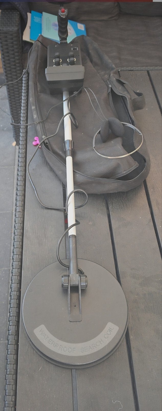 Foto 2 van Metaaldetector met koptelefoon en handige tas