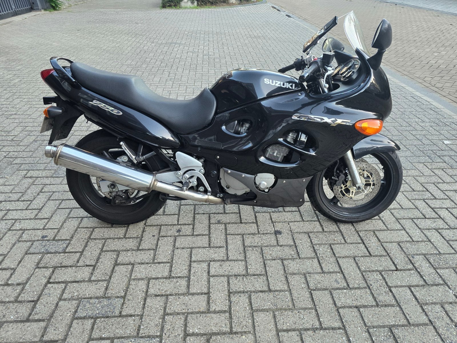 suzuki GSXF750, Motoren, 750 cc, 4 cilinders, Meer dan 35 kW, Handgeschakeld