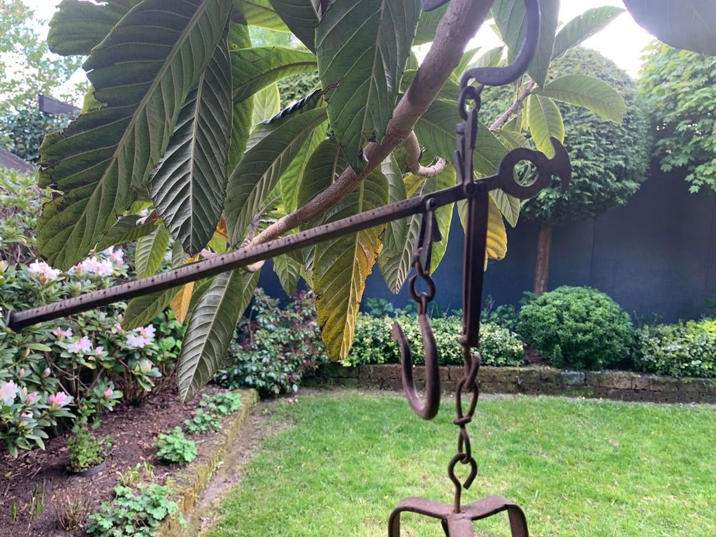 Antieke bascule met schaal en gewicht, Ophalen