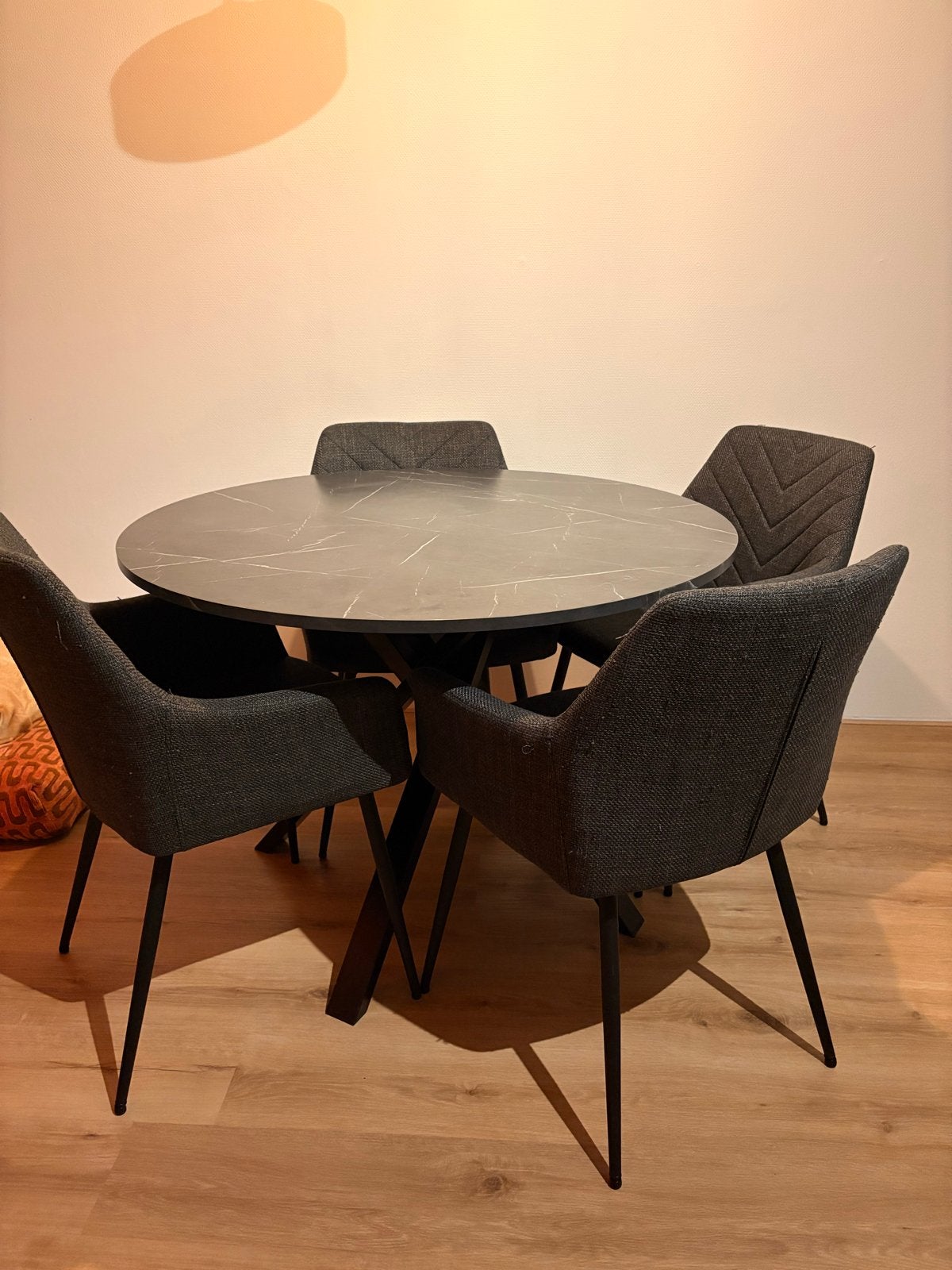 Foto 2 van Moderne ronde eettafel met 4 stoelen