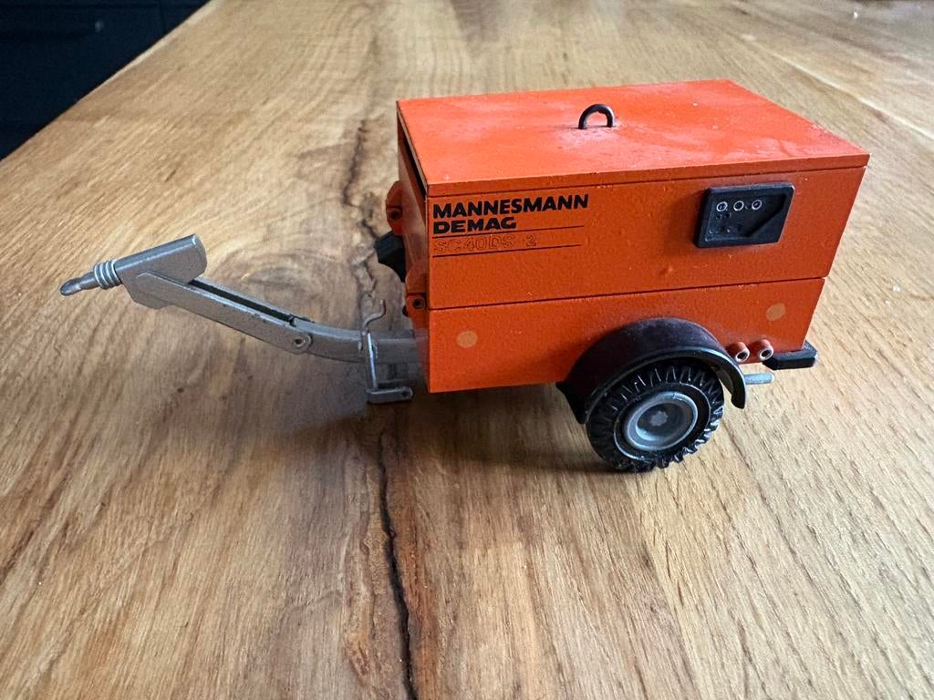 Conrad 1/24 5406 Mannesmann Demag SC40DS-2 compressor, Hobby en Vrije tijd, Ophalen of Verzenden, Zo goed als nieuw, Overige merken