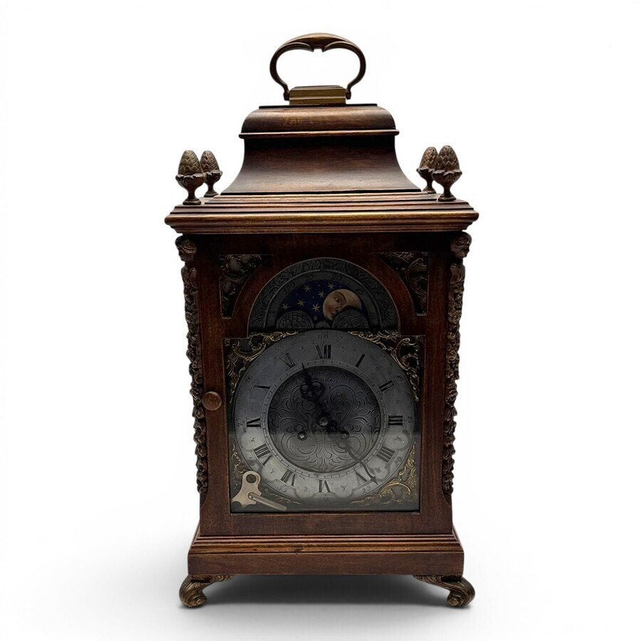 Een Engelse bracketclock in notenhouten kast, Ophalen of Verzenden