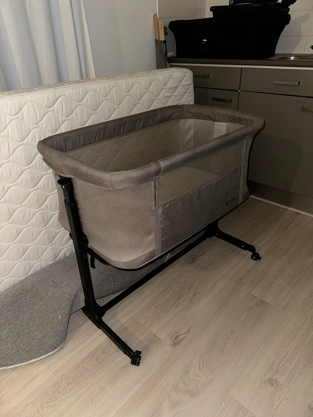 Novi Kyra Air+ Co-Sleeper Hazel Melange met matrasje, Ophalen, Zo goed als nieuw, Wieg