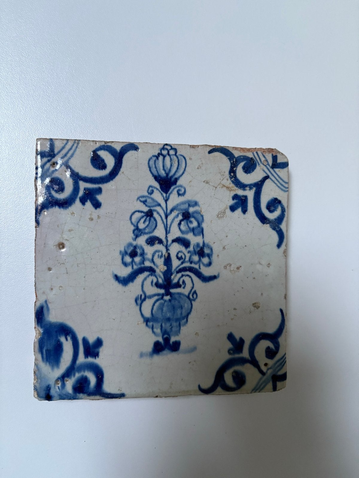 Antieke Delfts Blauwe Tegel met Bloemmotief, Antiek en Kunst, Ophalen of Verzenden