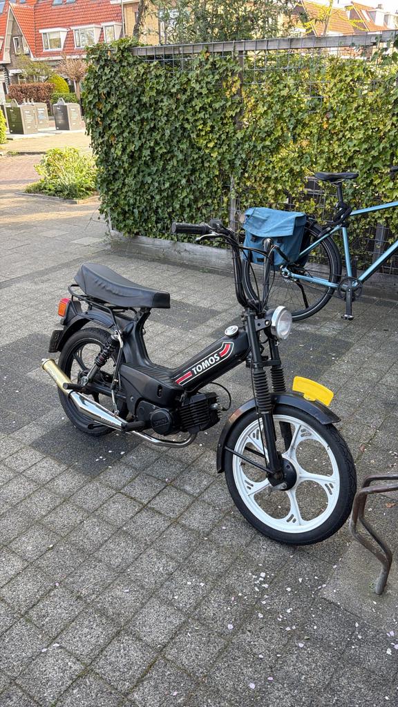 Tomos 50cc met geel kenteken, loopt 53 km/u, Fietsen en Brommers, Brommers | Tomos, Ophalen, Zo goed als nieuw, Maximaal 45 km/u
