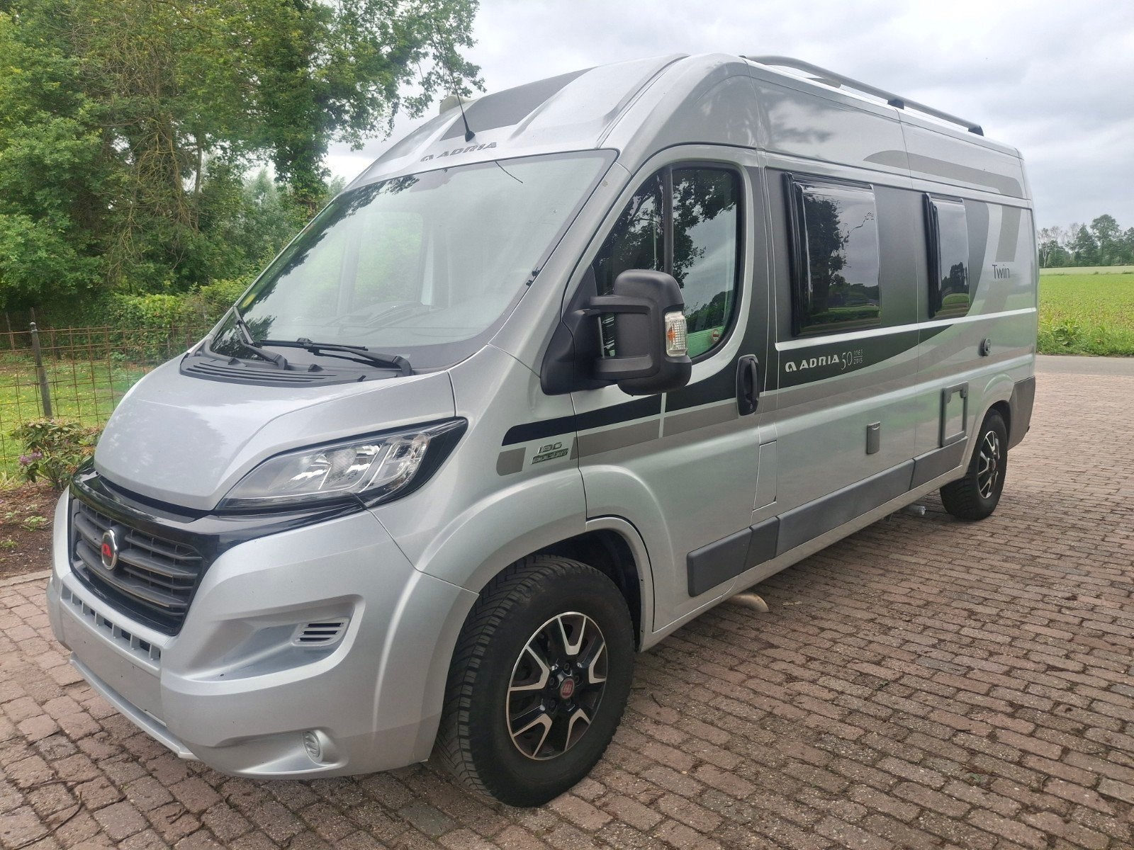 Leuke adria twin 600 bj 2016 euro 5 vastbed, Caravans en Kamperen, Campers, Bedrijf, Integraal, Hymer