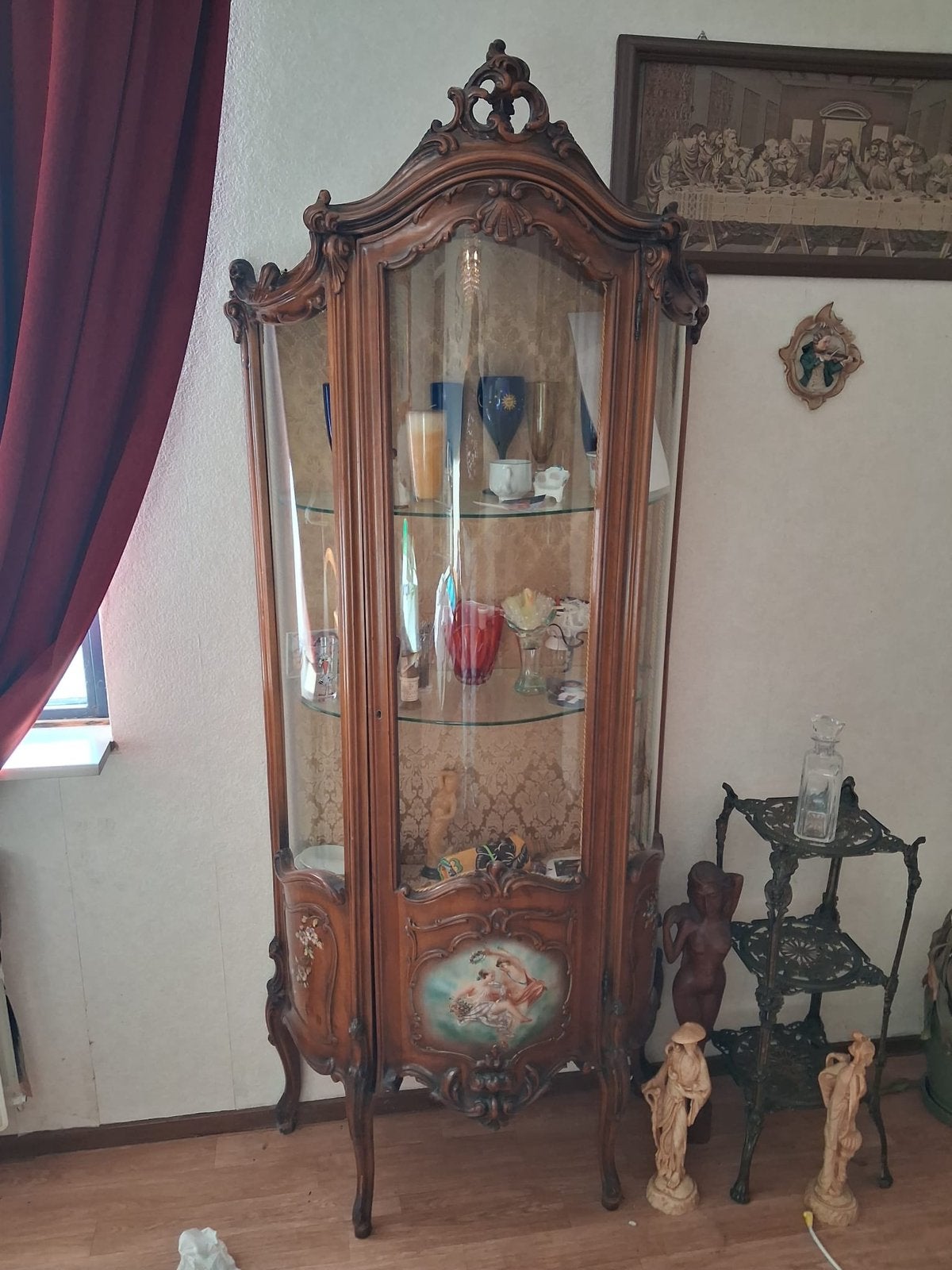 Luxe Italiaanse Barok vitrinekast met gebogen glaswerk