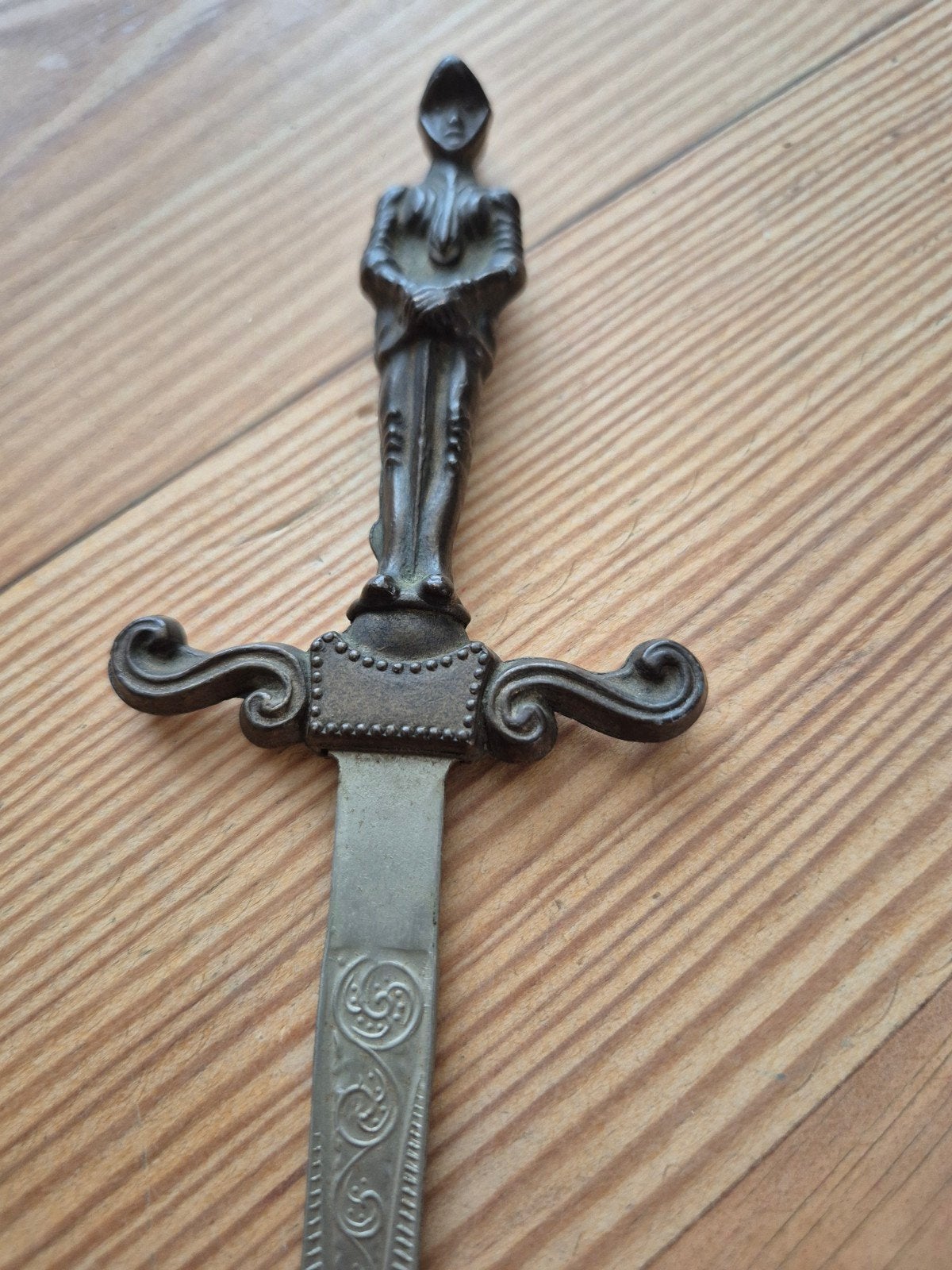 Decoratief zwaard met ridderfiguur - Briefopener, Antiek en Kunst, Ophalen of Verzenden