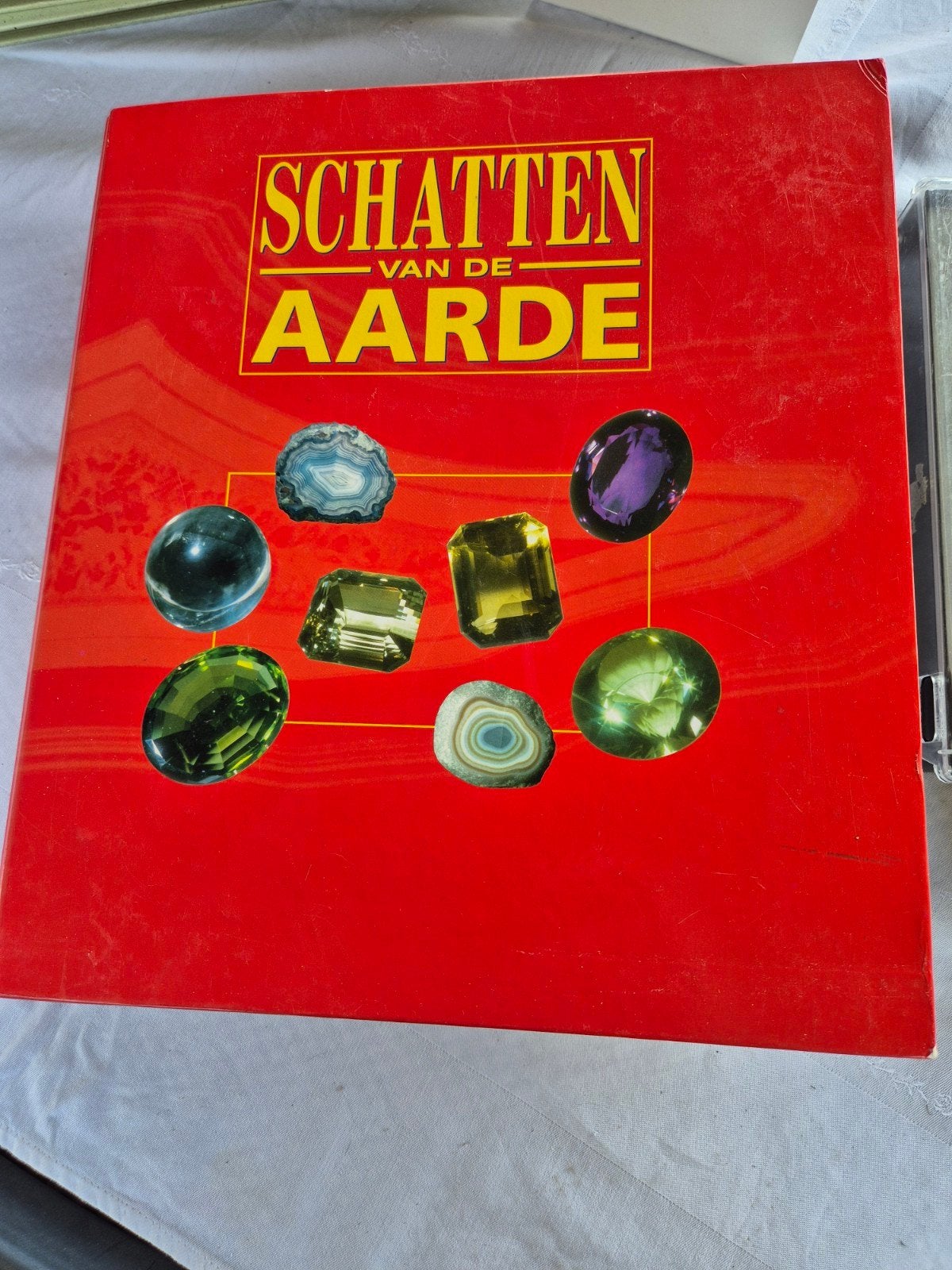 Boek 'Schatten van de Aarde' met mineralen en edelstenen, Ophalen of Verzenden