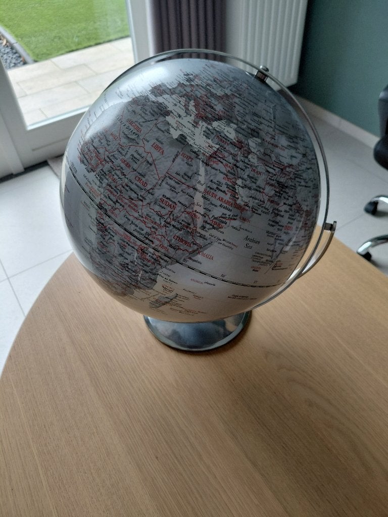 tafelglobe wereldbol zilverkleurig met twee assen A25984, Ophalen of Verzenden, Zo goed als nieuw