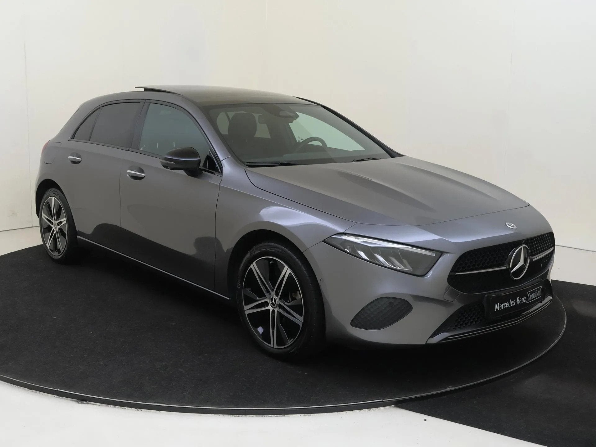 Mercedes-Benz A-Klasse 250 e Luxury Line (bj 2023), Gebruikt, Bedrijf, Hybride Elektrisch/Benzine, 1600 kg
