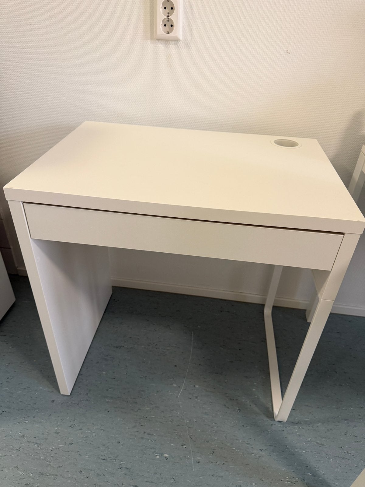 IKEA MICKE bureau wit 73x50 cm – Zo goed als nieuw, Huis en Inrichting, Bureaus, Ophalen, Zo goed als nieuw