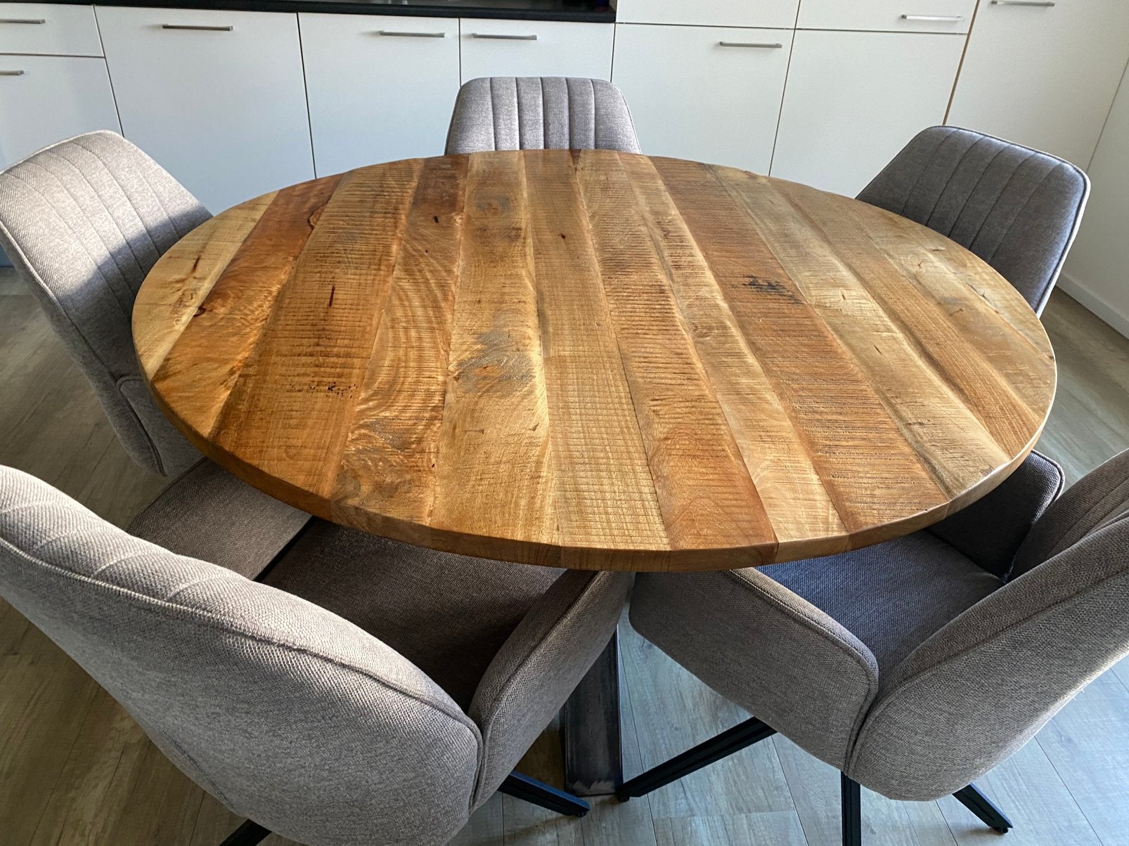 Ronde mango tafel 1.40 cm rond  250,00 euro, Ophalen, Zo goed als nieuw, 4 tot 6 stoelen