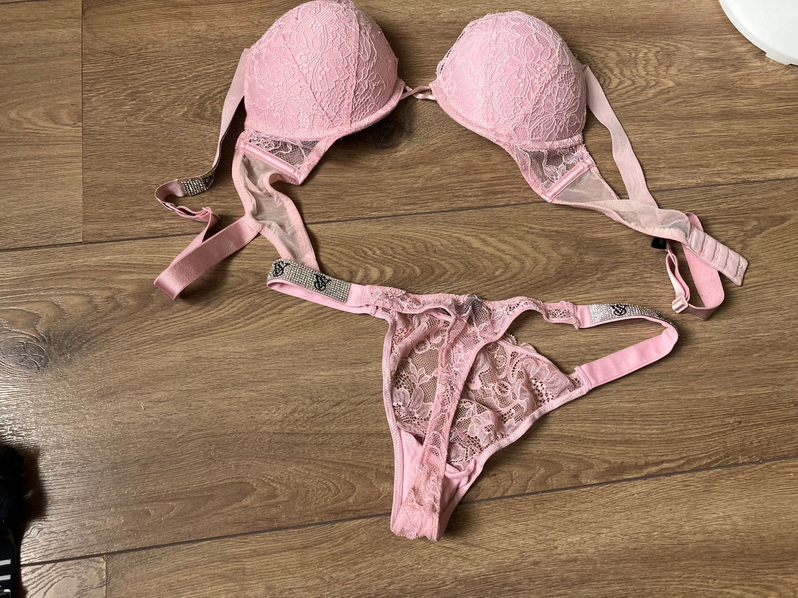 Leuk lingeriesetje Victoria Secret mt 34C string M koopje, Ophalen of Verzenden, Zwart, String