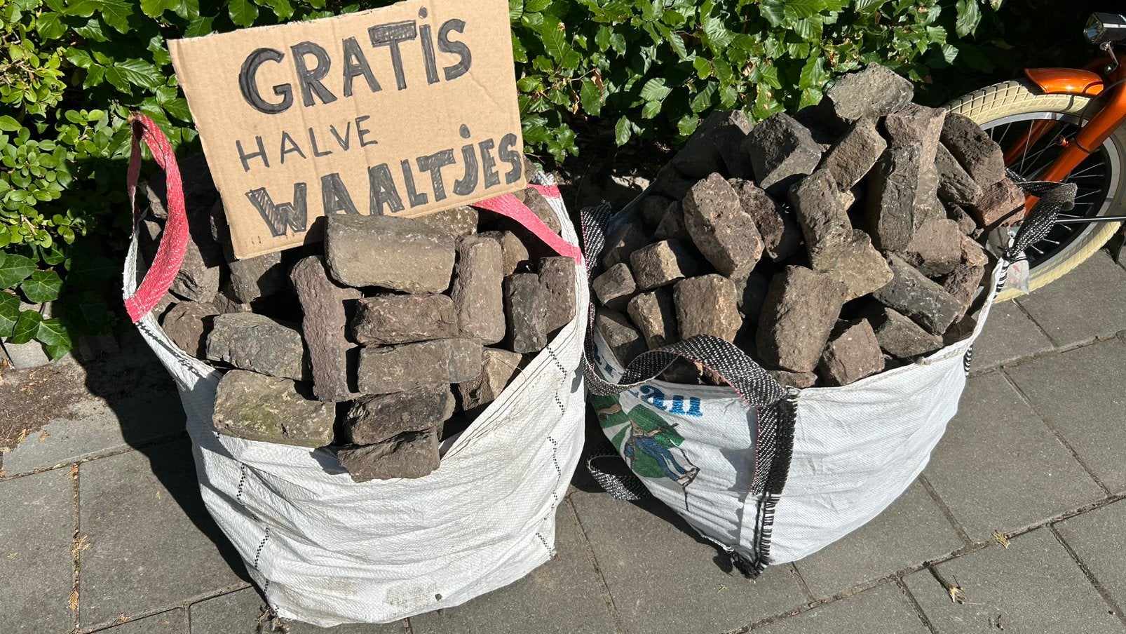 Gratis halve waaltjes, Tuin en Terras, Ophalen, Gebruikt, Overige materialen, Klinkers