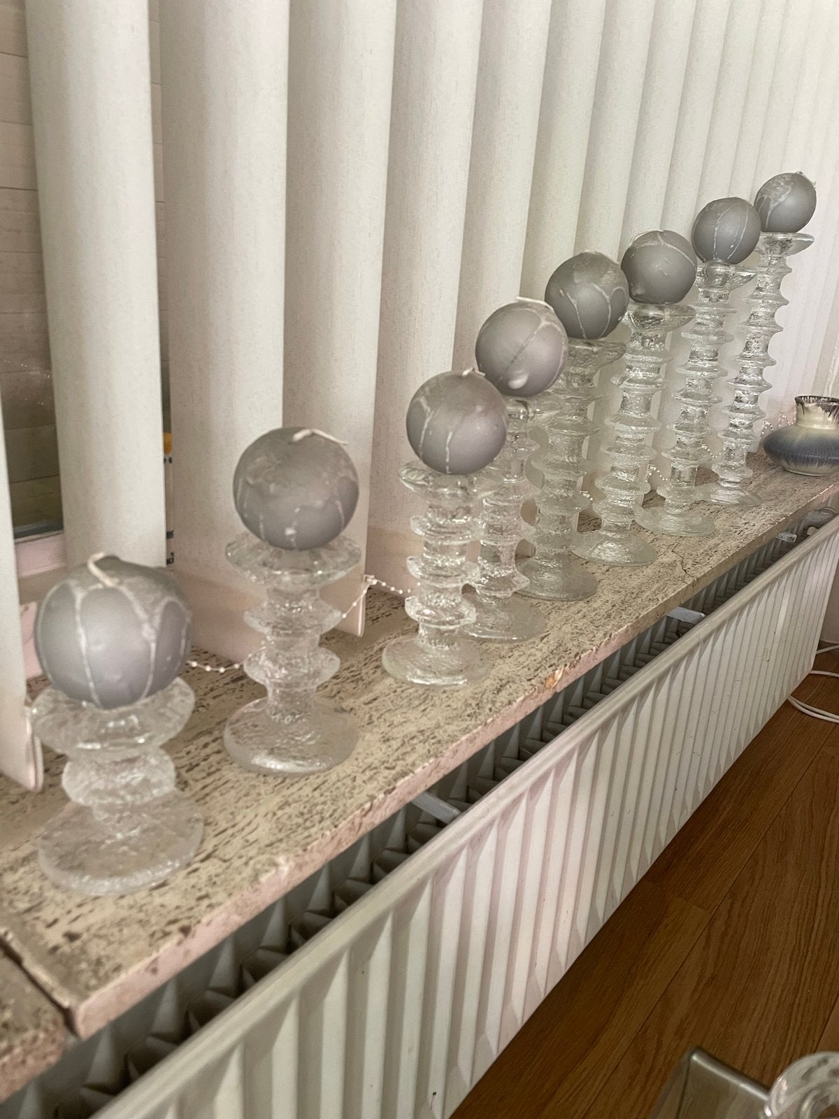 Set van 7 glazen kandelaars met grijze kaarsen, Ophalen, Gebruikt, Glas, Grijs
