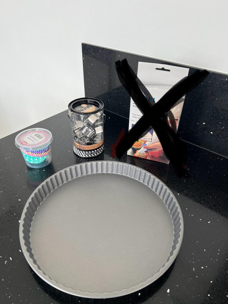 Taartbakvorm + uitsteekvormen koekjes +Cupcake vormpjes, Ophalen of Verzenden, Zo goed als nieuw