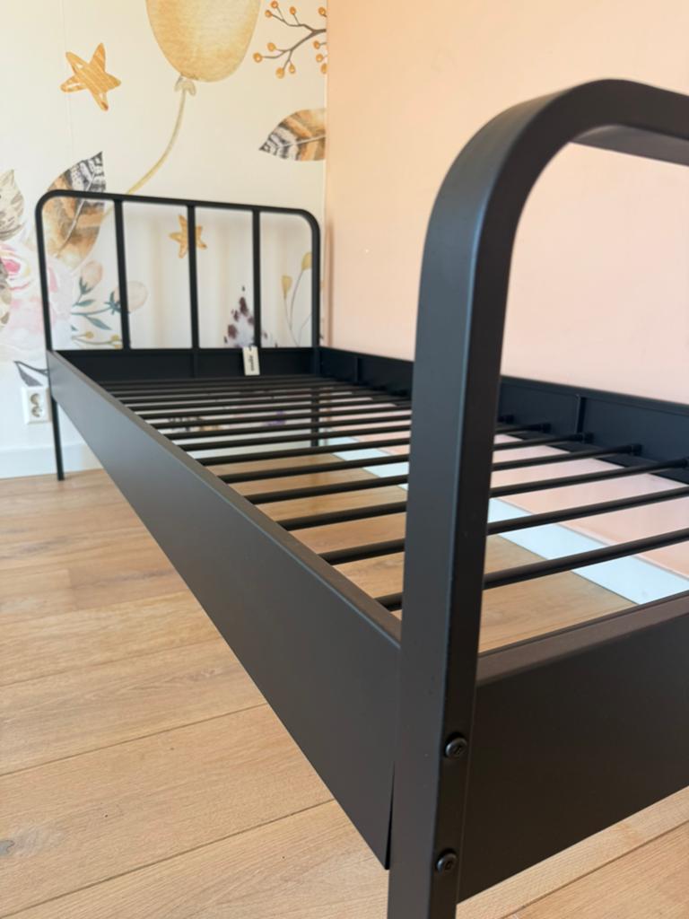 WOOOD Mees bed metaal zwart 90x200 cm + lattenbodem (zgan), Ophalen, 90 cm, Eenpersoons, Zwart