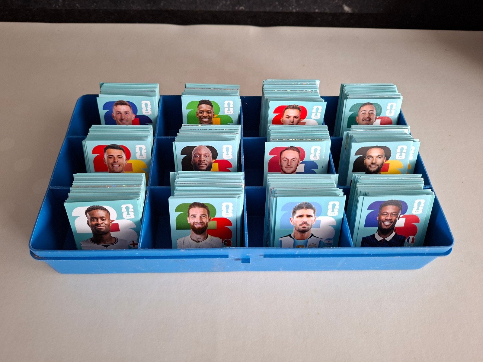 WK2026 panini. 0,30 P/S.  +- 900 dubbelen, stuur je lijstje, Verzamelen, Sportartikelen en Voetbal, Verzenden, Zo goed als nieuw