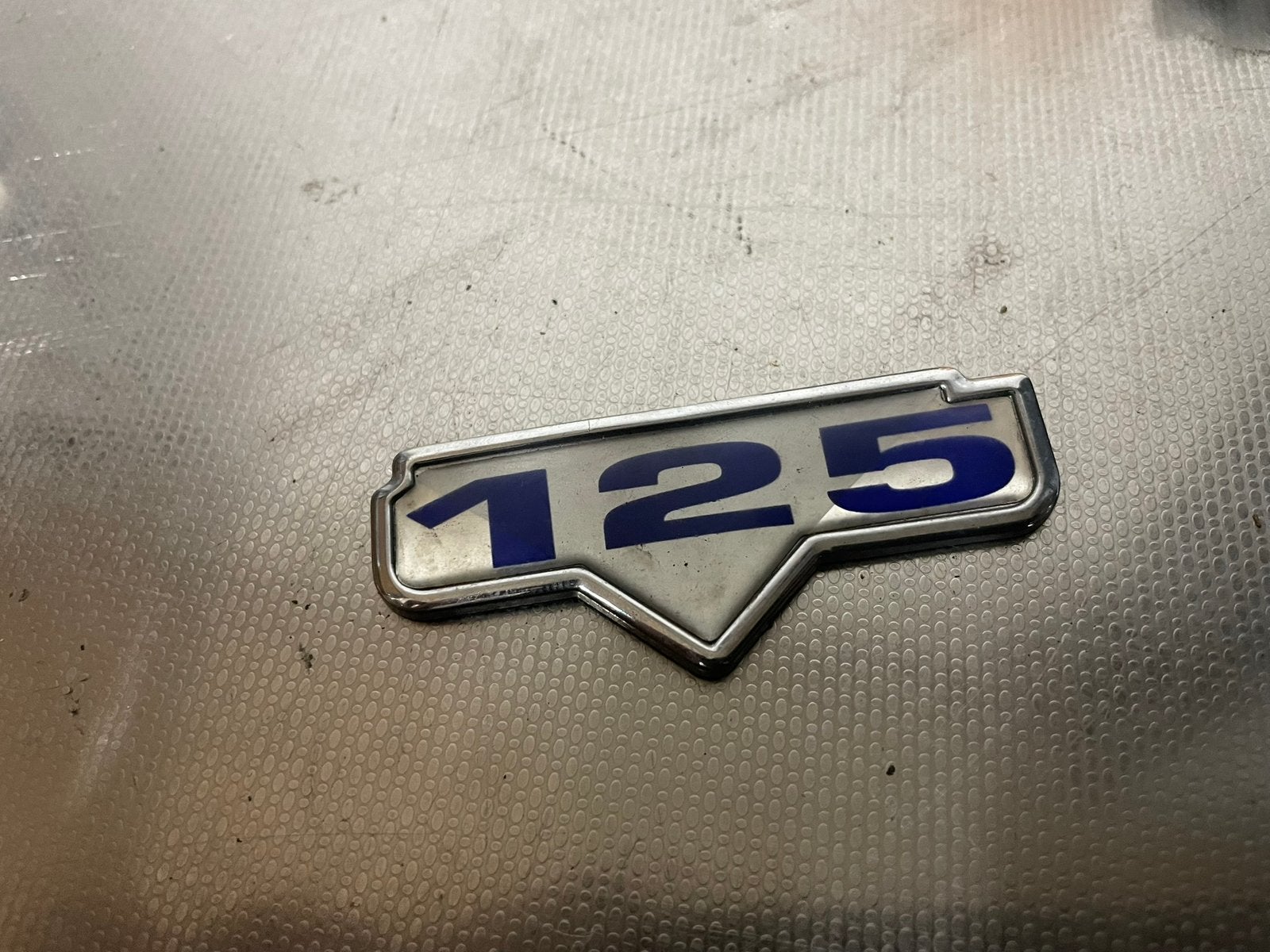 piaggio skipper 125 logo, Verzamelen, Speldjes, Pins en Buttons, Zo goed als nieuw, Ophalen
