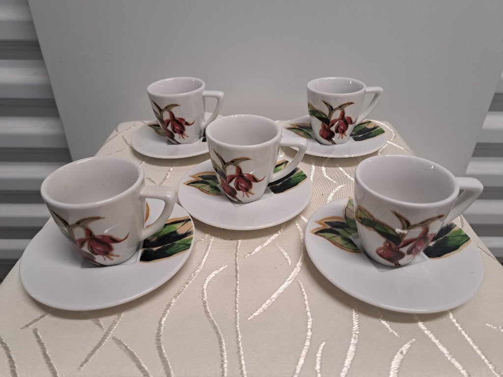 NESPRESSO espresso kopjes met rode bloemetjes 5 stuks, Overige merken, Ophalen of Verzenden, Zo goed als nieuw, Overige stijlen