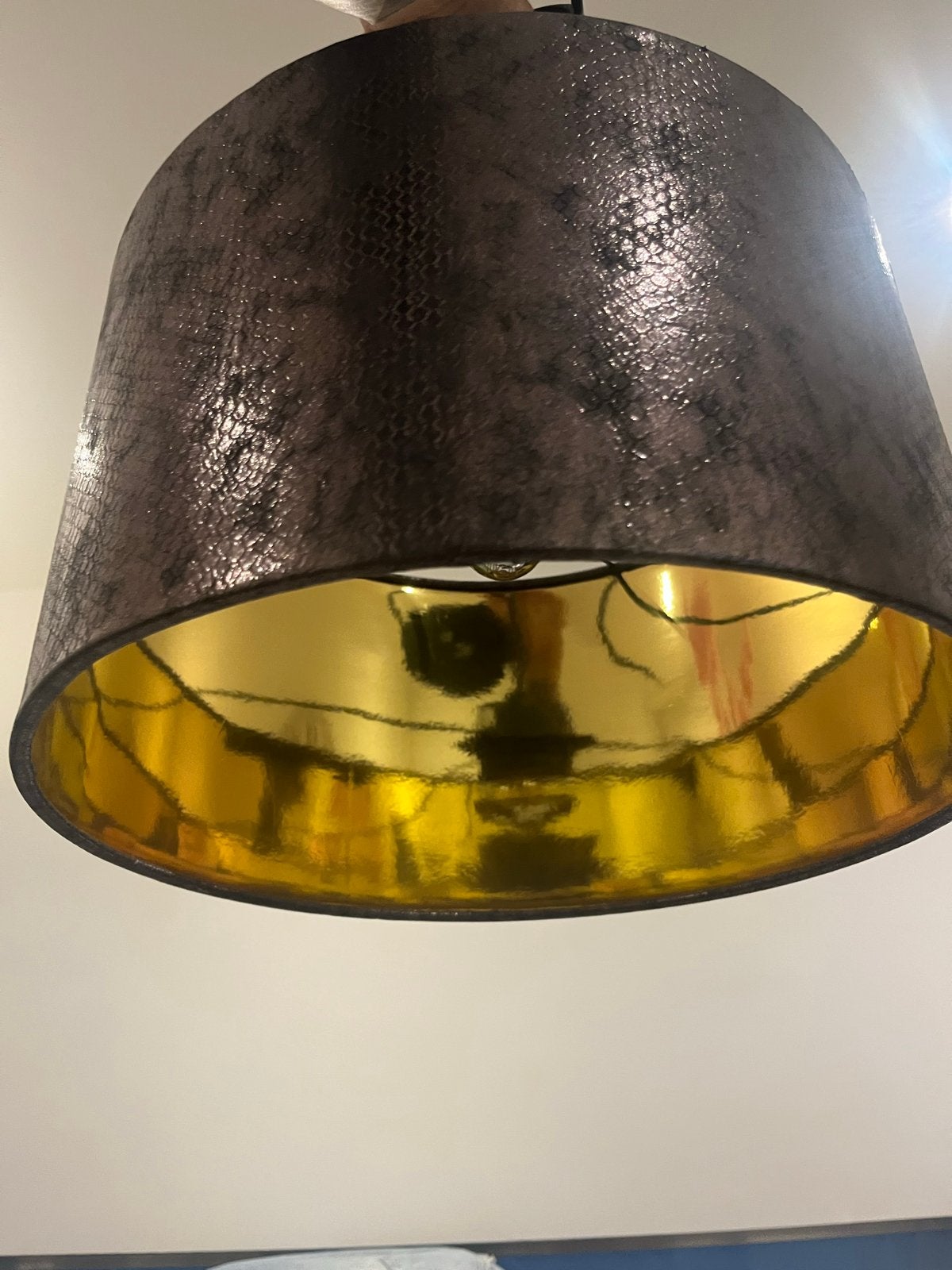 Moderne Hanglamp met Slangenprint en Gouden Binnenkant, Zwart, Rond, Zo goed als nieuw, Textiel