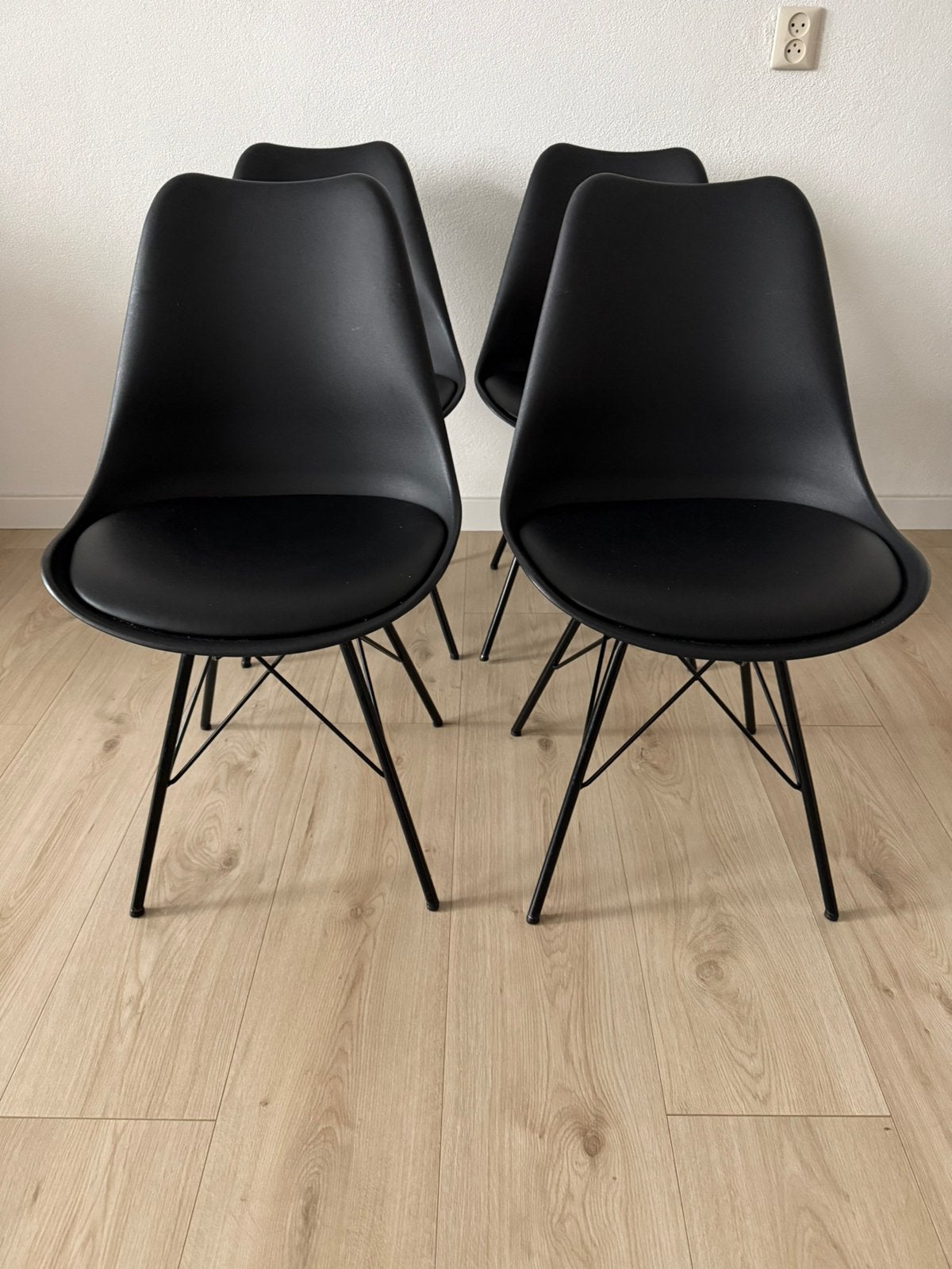 4x JYSK KLARUP eetkamerstoelen (zwart kunstleer), Ophalen, Zo goed als nieuw, Zwart, Vier